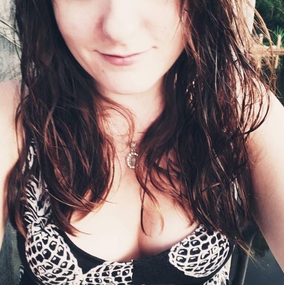 Meet your Posher, Sara (New here !) Working on My closet ๐๐๐๐ป๐๐ป - Picture 5 of 9